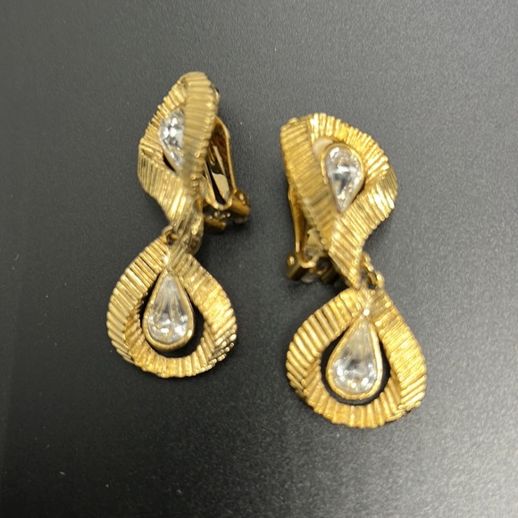 Vintage Joel Powell Gold/White Tone Clip Earrings - Picture 3 of 5